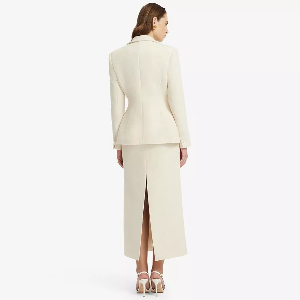 Dietro del tailleur mostrando la gonna longuette con spacco e giacca aderente