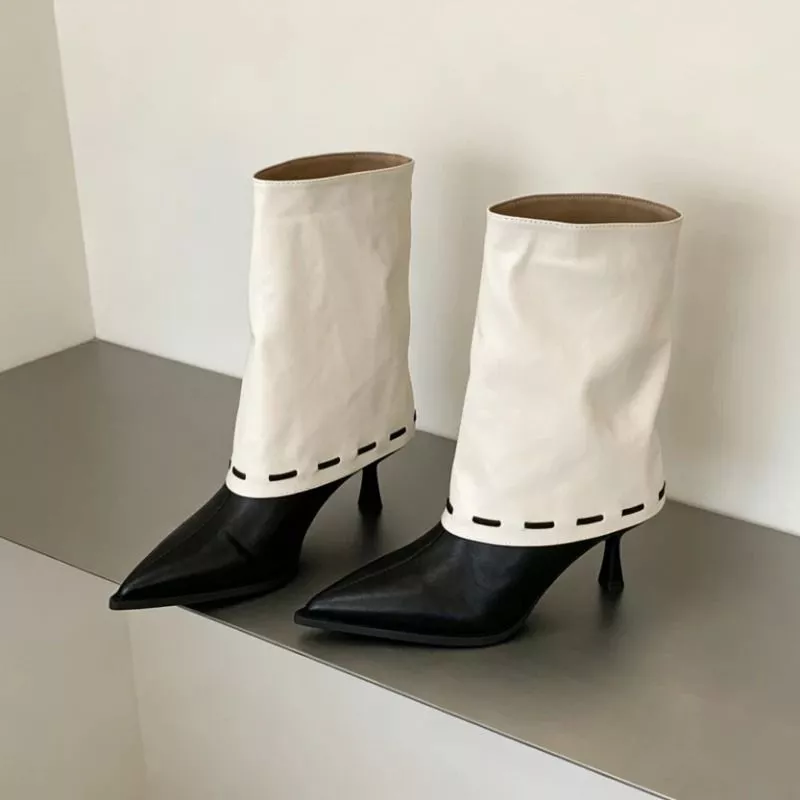 Tronchetti con punta nera e gambale bianco ampio, dettaglio decorativo sotto gambale