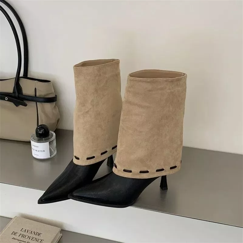 Tronchetti con punta nera e gambale beige ampio in materiale sintetico scamosciato