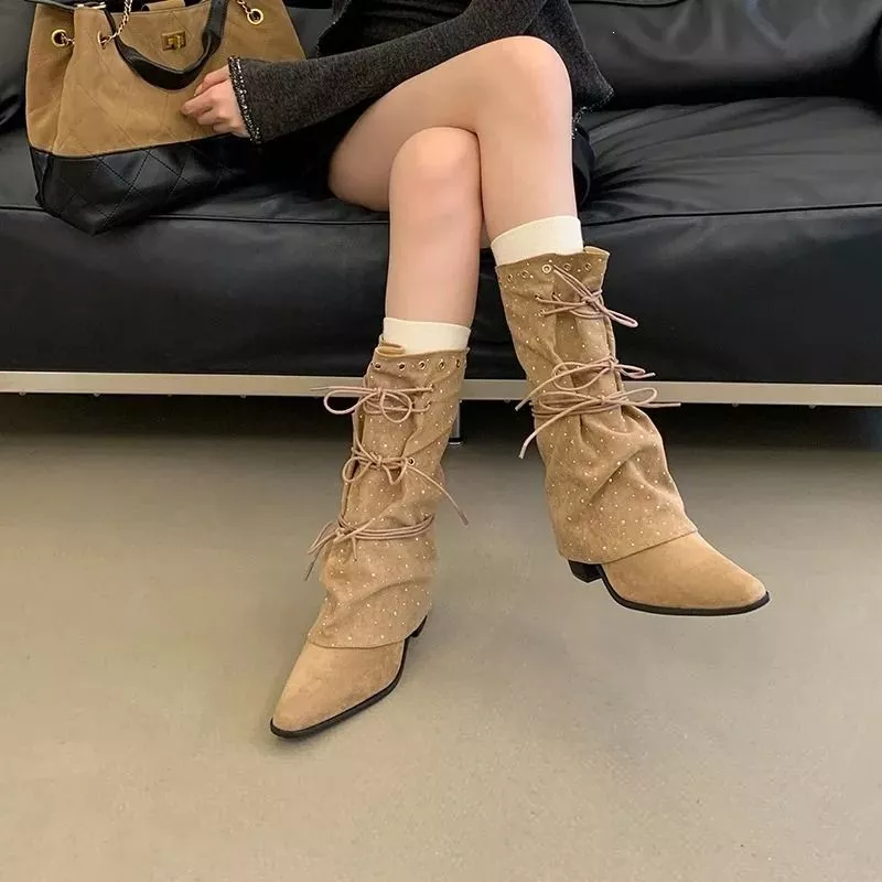 Tronchetti beige indossati con calzini bianchi, outfit casual chic