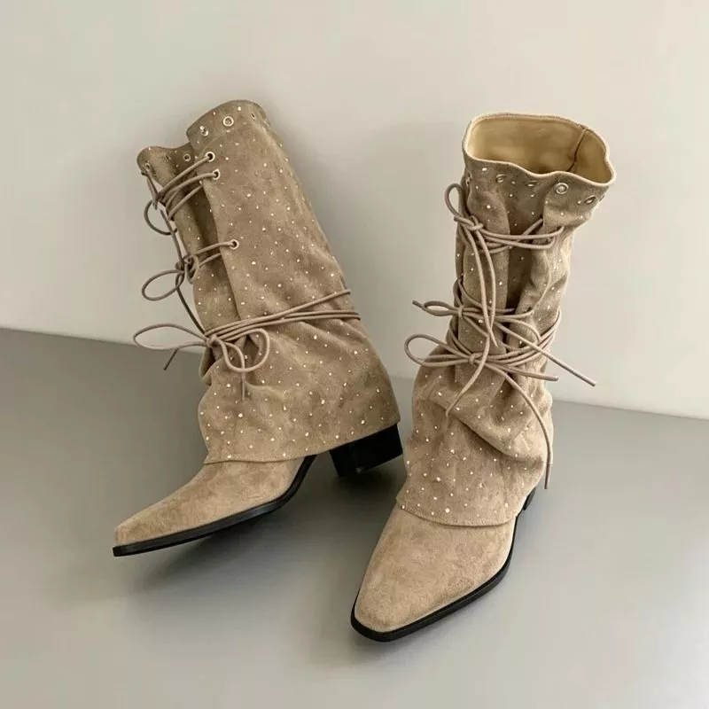 Tronchetti donna beige con lacci e borchie, vista frontale e laterale