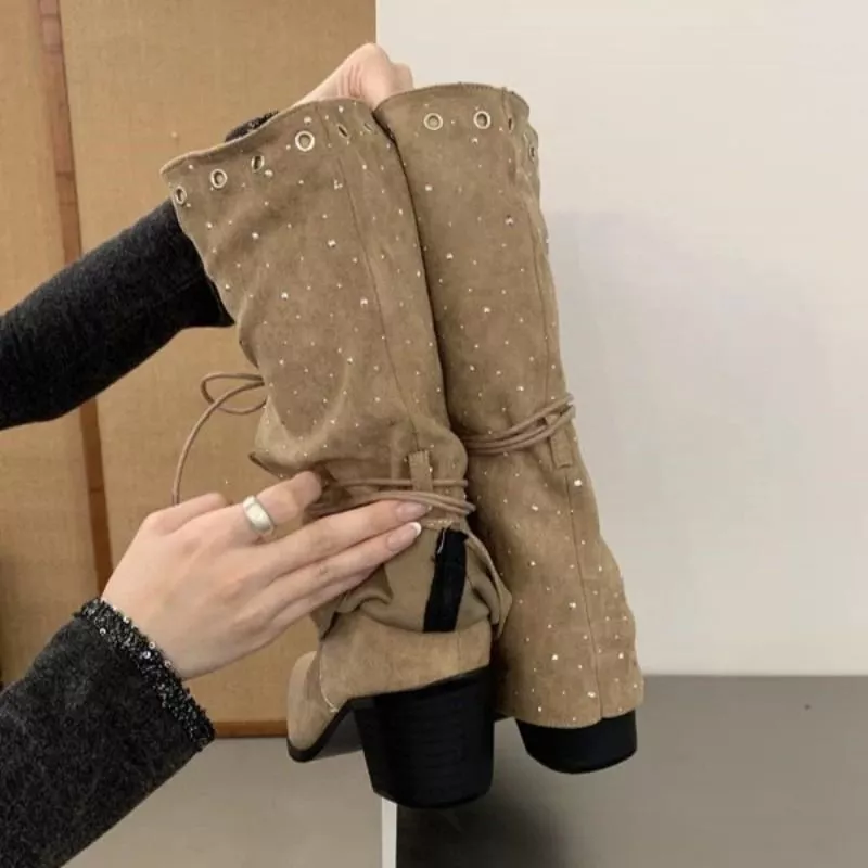 Dettaglio tronchetti beige con effetto scamosciato e borchie